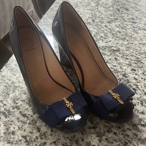 Tory Burch Trudy Patent Leather Bow Wedge Peep Toe Navy Blue Size 7M